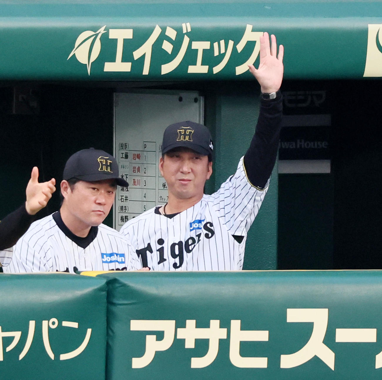 阪神対DeNA 1回裏阪神1死一塁、森下の中越え適時二塁打にベンチで手を上げる藤川監督（撮影・加藤哉）