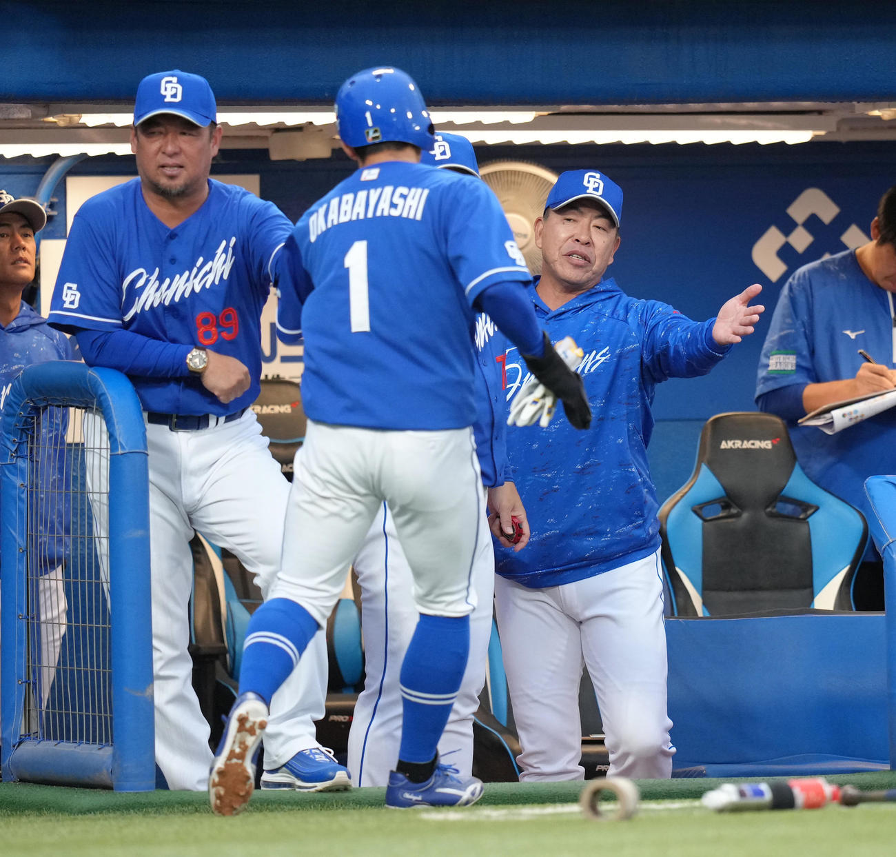 高橋周の先制適時打で生還した岡林（中央）を迎える井上監督（右）（撮影・足立雅史）