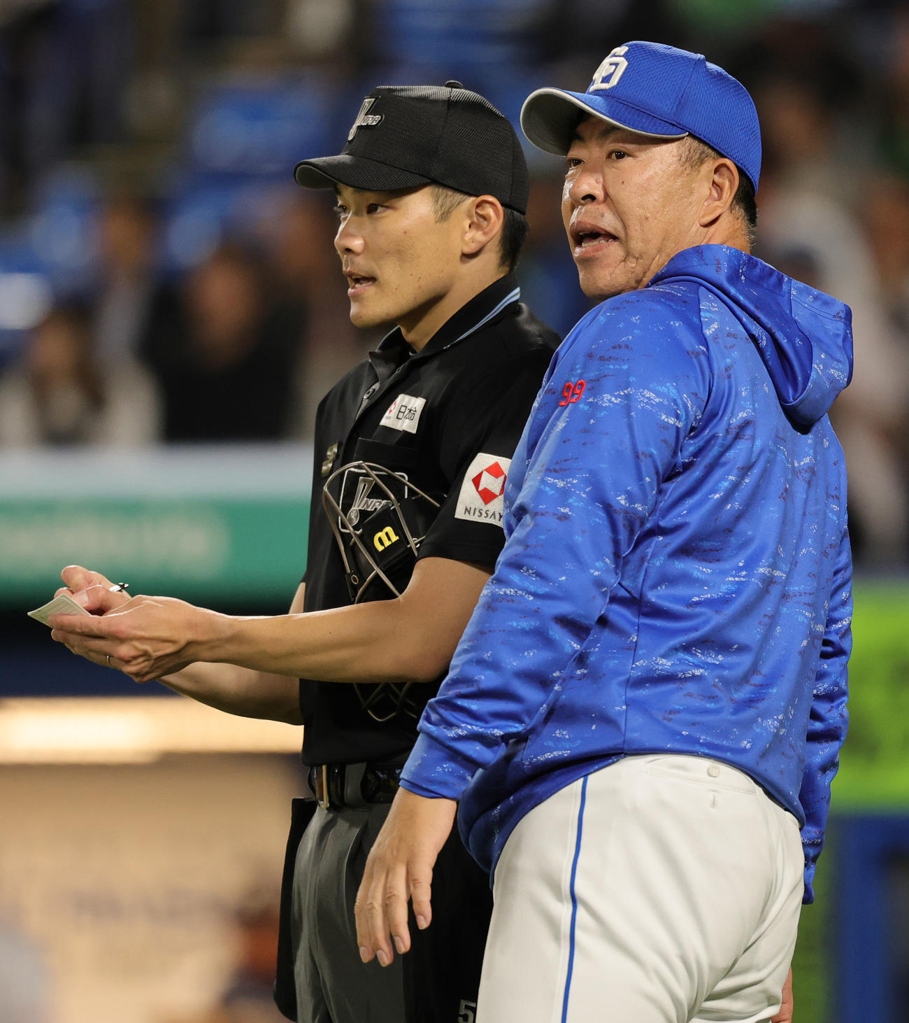 ヤクルト対中日　選手交代を告げる中日井上監督（撮影・野上伸悟）