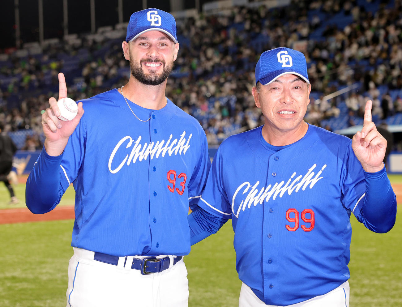 ヤクルト対中日　来日初勝利を挙げ、井上監督（右）と喜ぶ中日マラーー（撮影・野上伸悟）