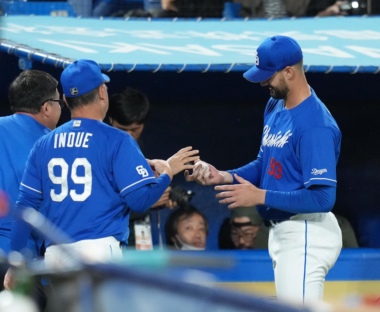 ヤクルト対中日　中日井上監督（左）から初勝利の記念球を受けとるマラー（撮影・足立雅史）