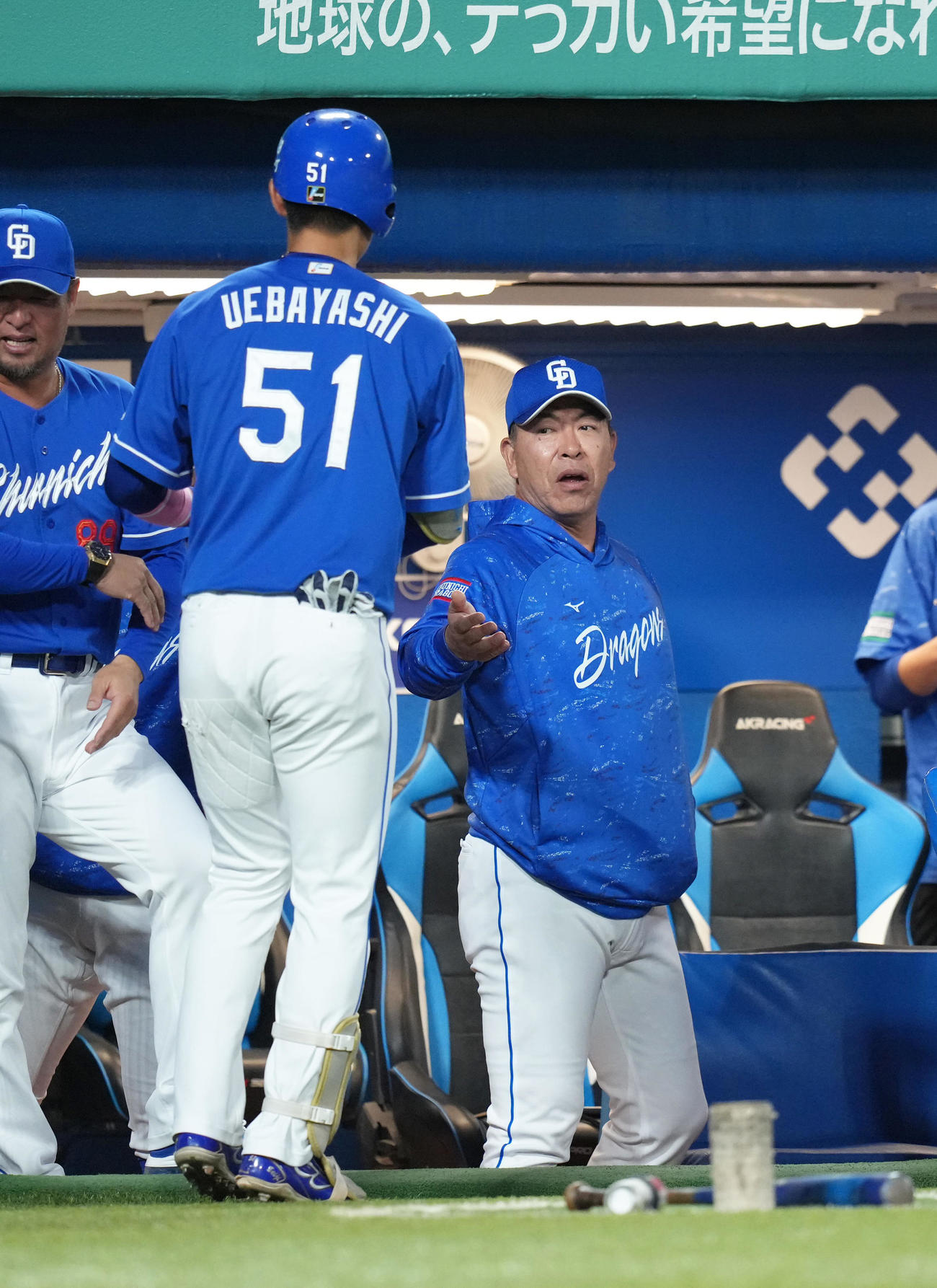 ヤクルト対中日　3回表中日無死、上林（左）は右越え本塁打を放ち井上監督に迎えられる（撮影・足立雅史）