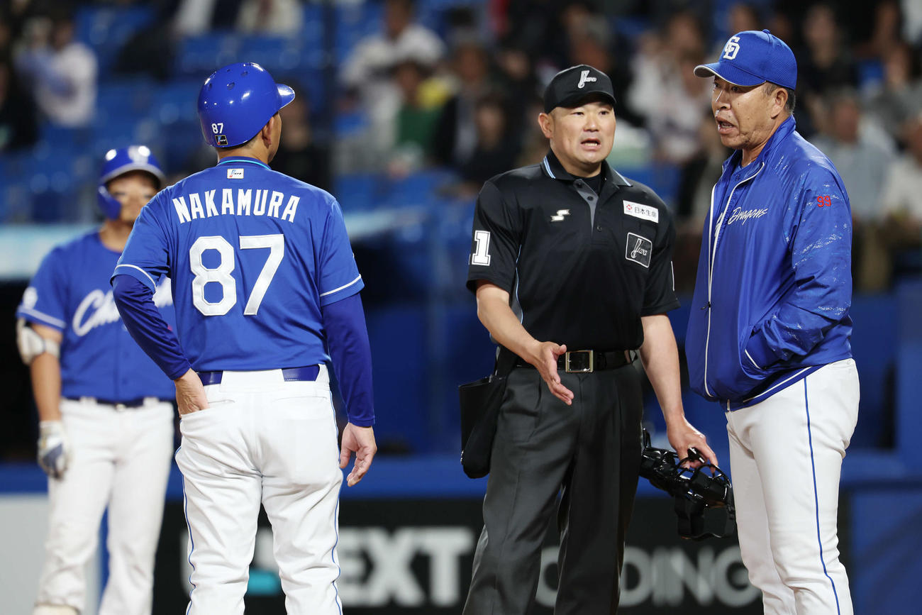 27日のヤクルト戦でリプレイ検証の結果、川越の打球は判定変わらずファウルとなり抗議する井上監督（右）