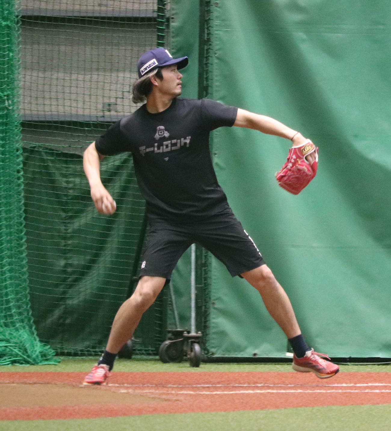 埼玉・所沢市内の球団施設で投手練習に参加しキャッチボールをこなす西武今井