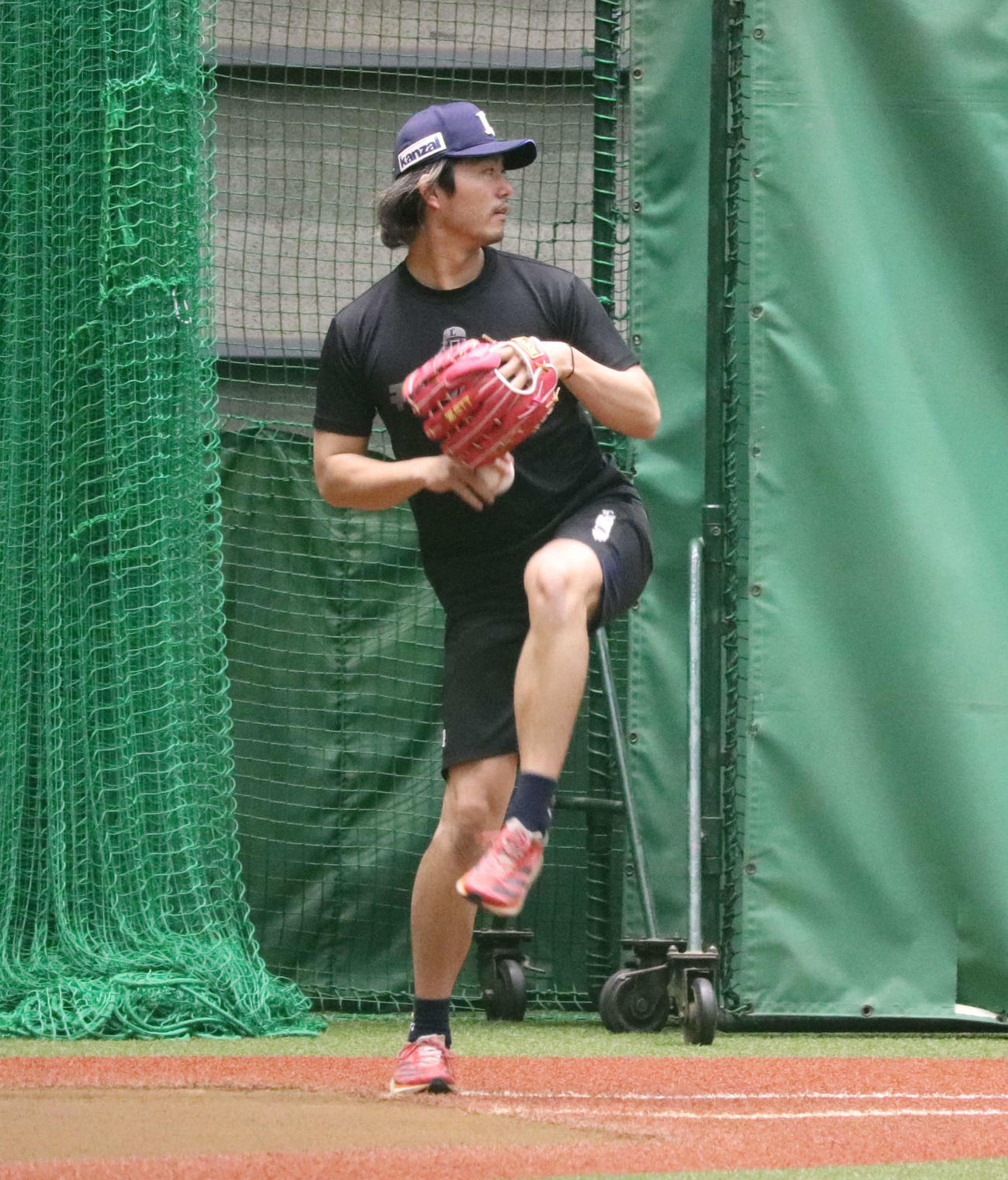 埼玉・所沢市内の球団施設で投手練習に参加しキャッチボールをこなす西武今井