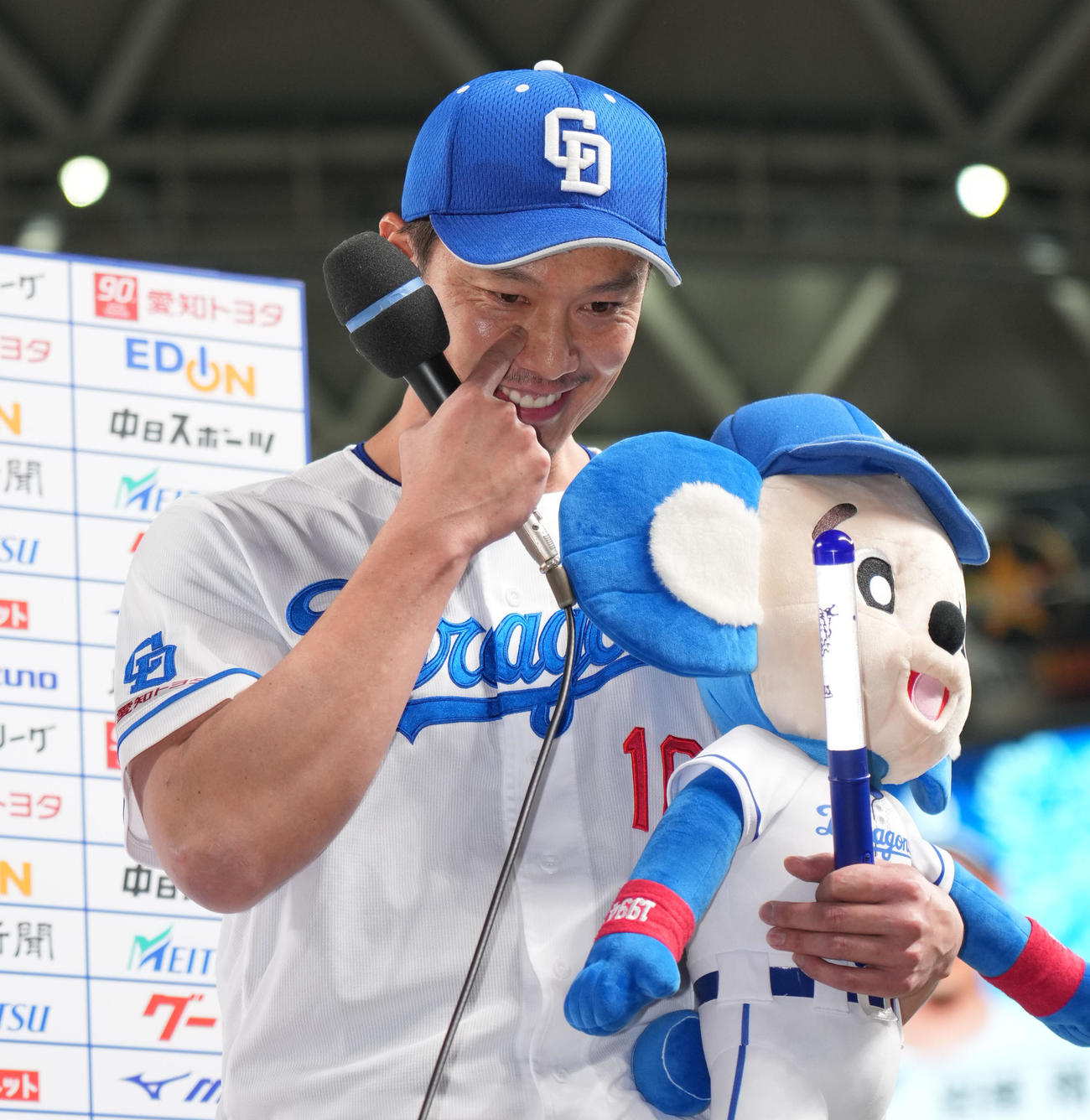 中日対巨人　ヒーローインタビューで感極まる岩崎（撮影・森本幸一）