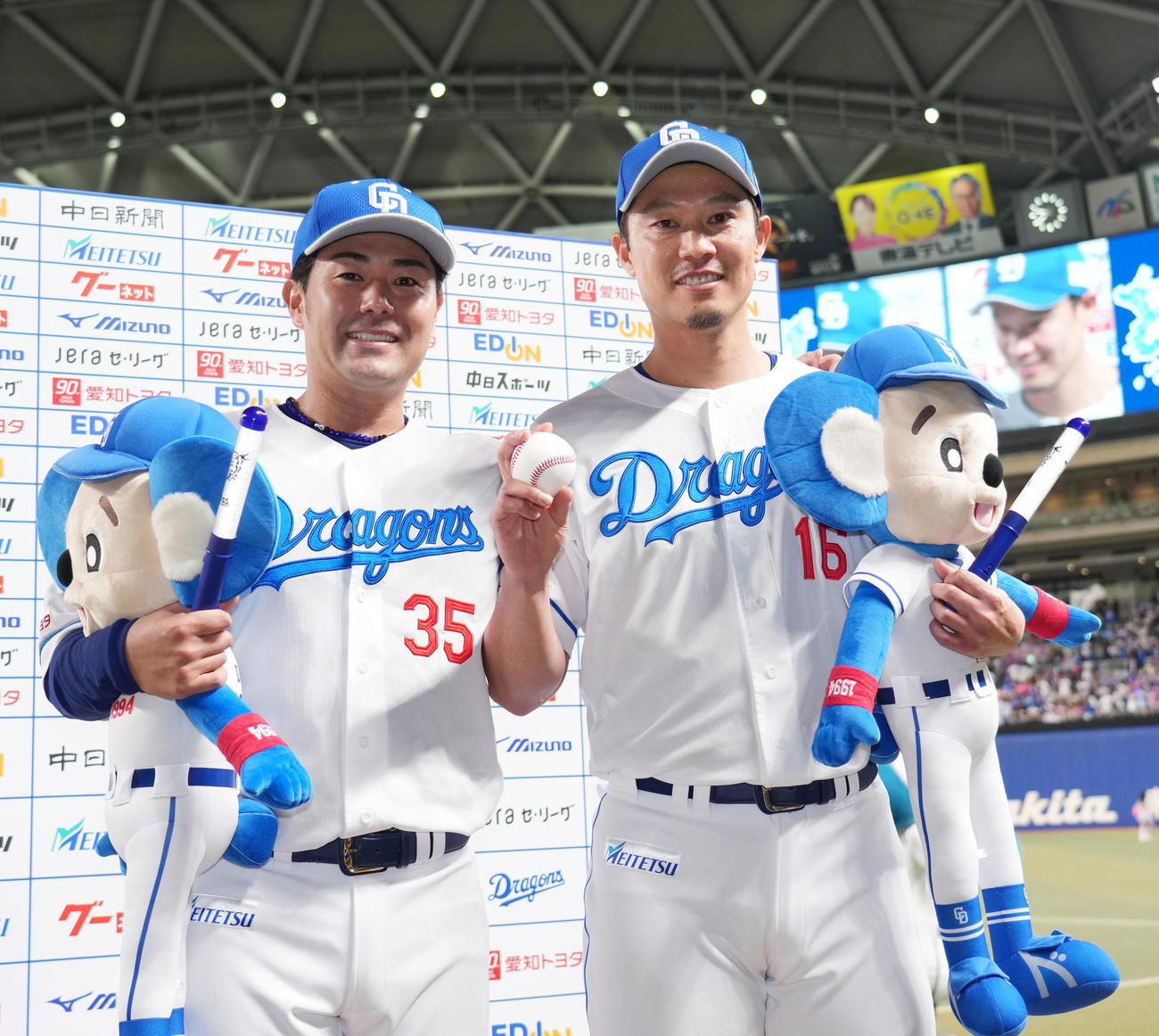 中日対巨人　ヒーローインタビューを終えポーズを決める（左から）木下と岩崎（撮影・森本幸一）