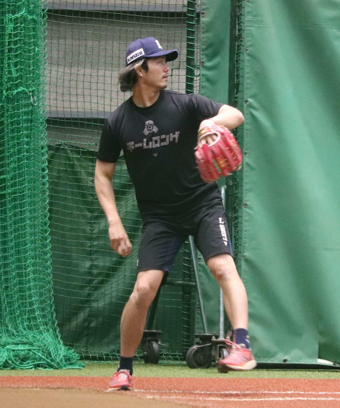 埼玉・所沢市内の球団施設で投手練習に参加しキャッチボールをこなす西武今井