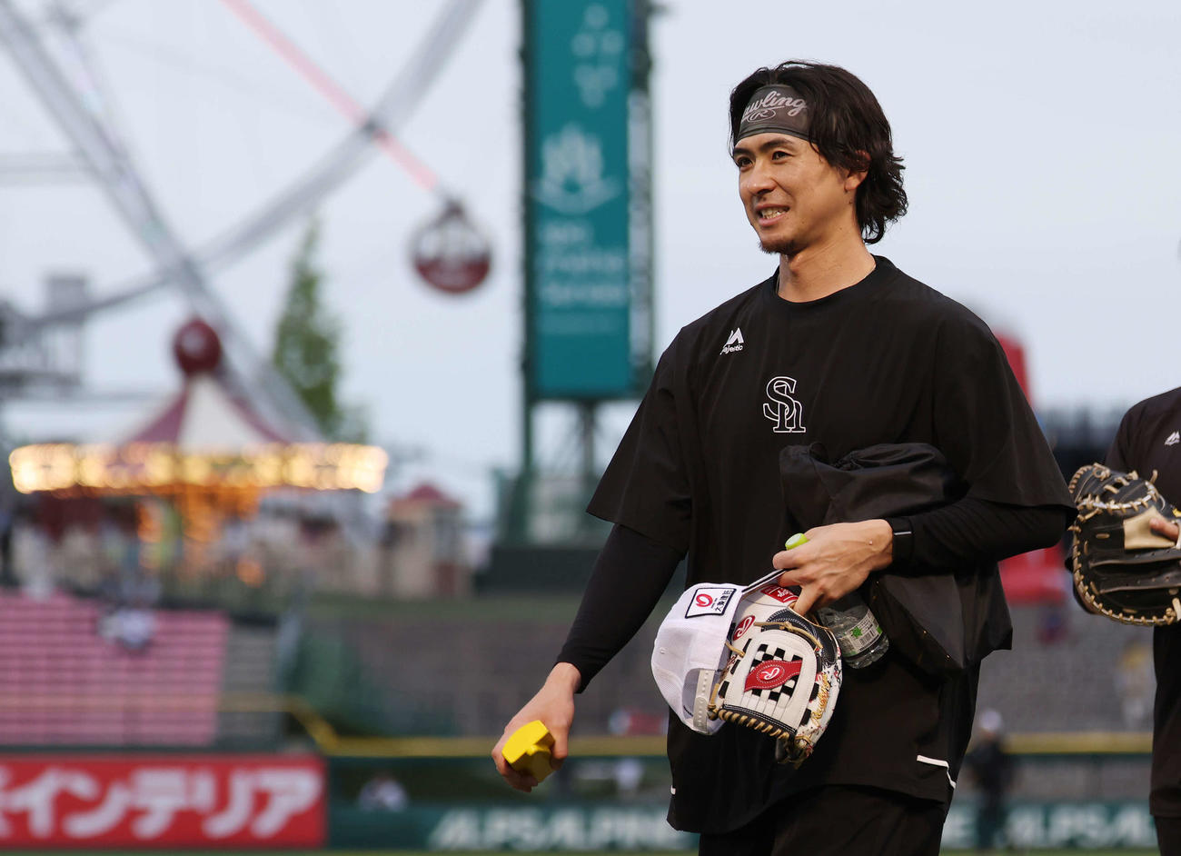 楽天対ソフトバンク　試合前練習を終え引き揚げるソフトバンク上沢（撮影・宮地輝）