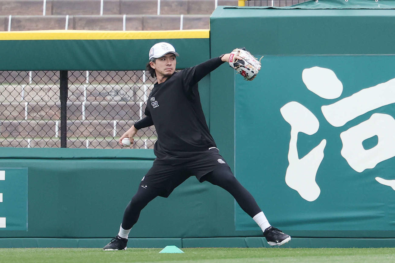 楽天対ソフトバンク　試合前練習でキャッチボールするソフトバンク上沢（撮影・宮地輝）