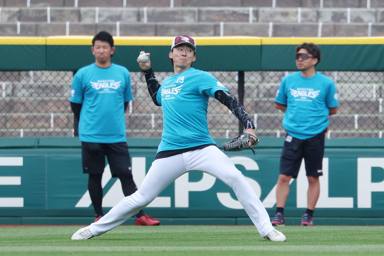 楽天対ソフトバンク　試合前練習でキャッチボールする楽天荘司（撮影・宮地輝）