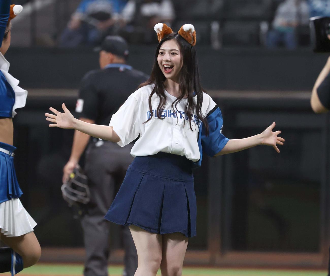 日本ハム対ロッテ　きつねダンスを踊る乃木坂46の長嶋凜桜（撮影・黒川智章）