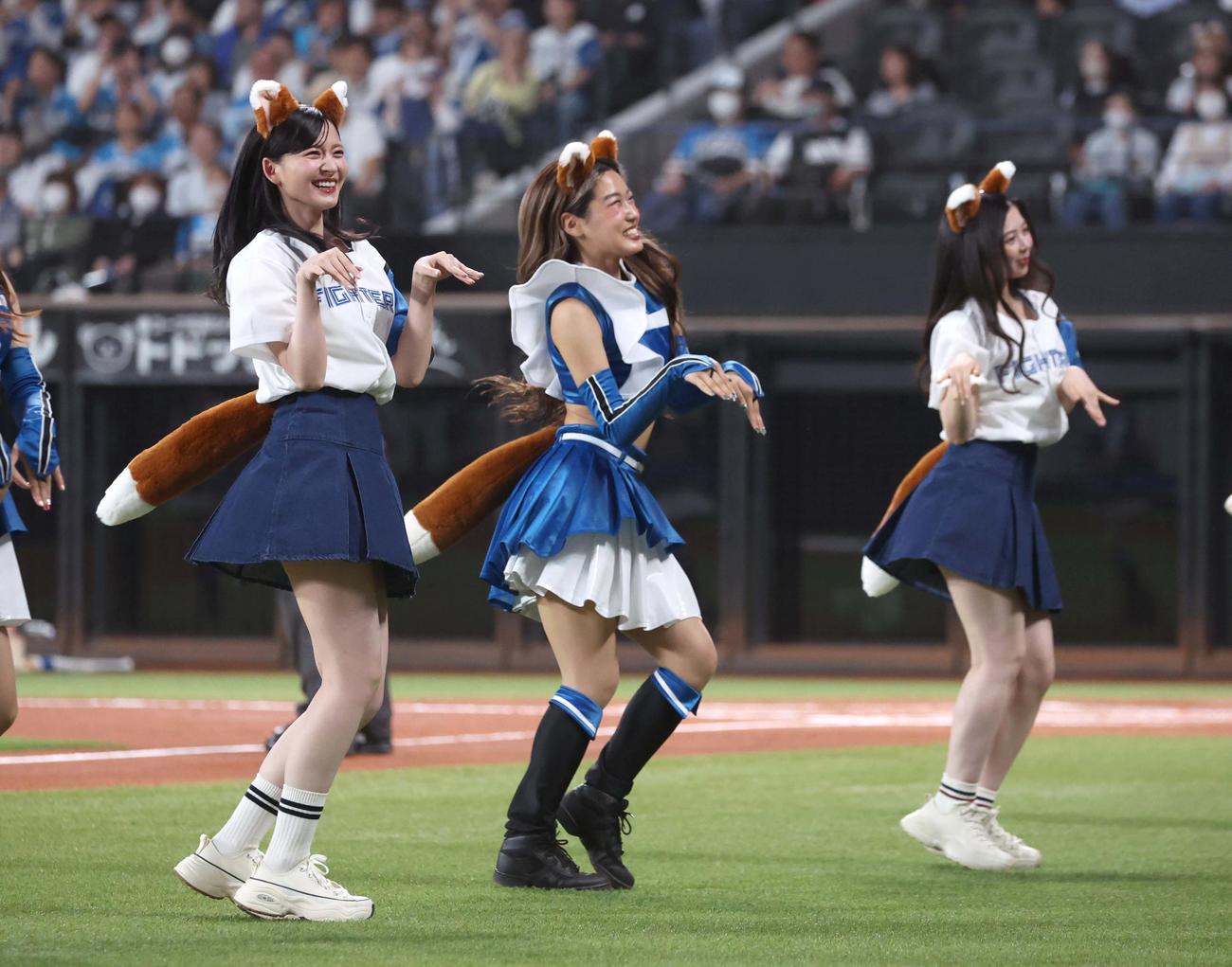 日本ハム対ロッテ　きつねダンスを踊る乃木坂46の金川紗耶（左）と長嶋凜桜（撮影・黒川智章）