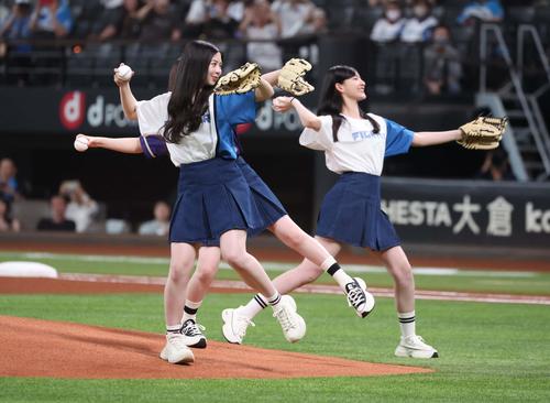日本ハム】乃木坂46金川紗耶、小川彩、長嶋凛桜がミニスカ姿で“大暴投