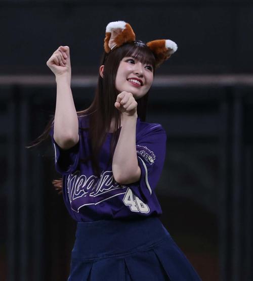 日本ハム】乃木坂46金川紗耶、小川彩、長嶋凛桜がミニスカ姿で“大暴投