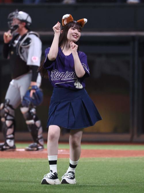 日本ハム】乃木坂46金川紗耶、小川彩、長嶋凛桜がミニスカ姿で“大暴投