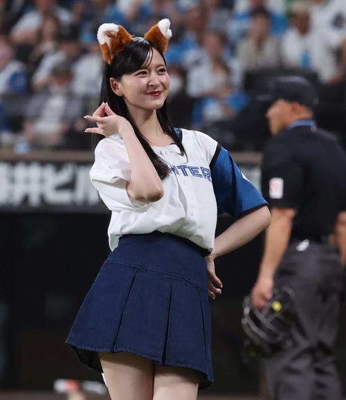日本ハム】乃木坂46金川紗耶、小川彩、長嶋凛桜がミニスカ姿で“大暴投