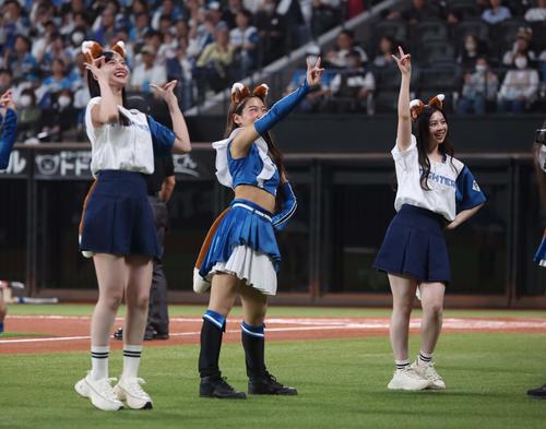 日本ハム】乃木坂46金川紗耶、小川彩、長嶋凛桜がミニスカ姿で“大暴投