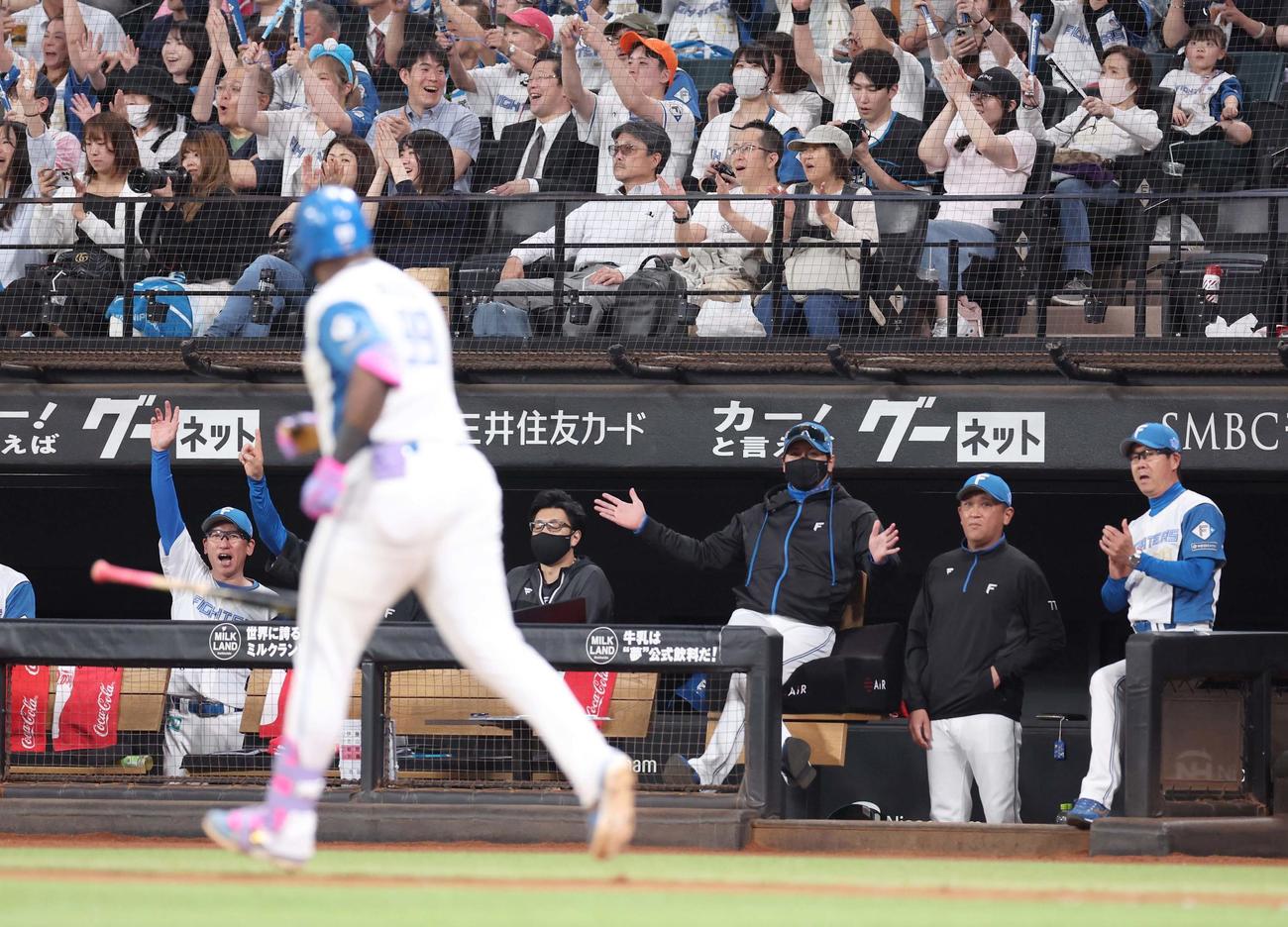 日本ハム対ロッテ　6回裏日本ハム1死一塁、レイエスの中越え2点本塁打に驚く新庄監督（右から3人目）（撮影・黒川智章）