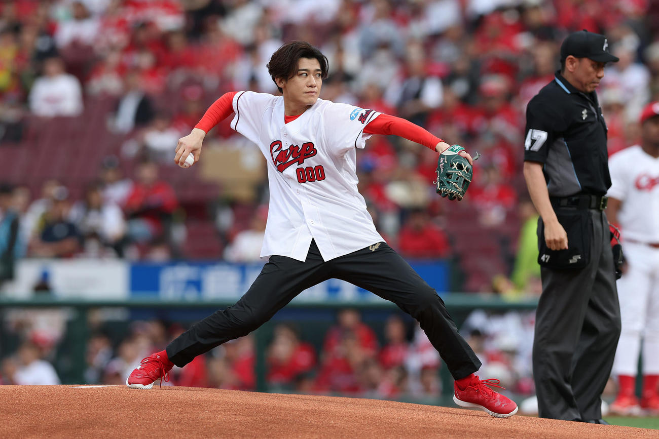 広島対阪神　始球式を務める新浜レオン（撮影・前田充）