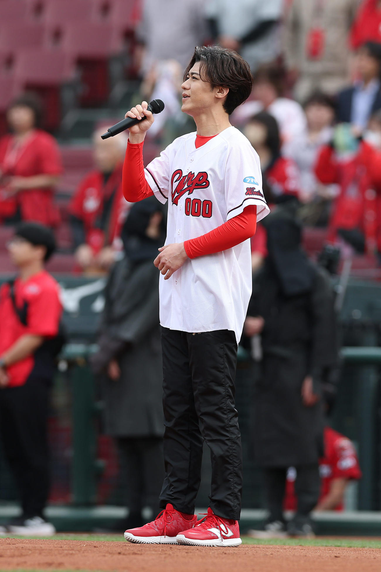 広島対阪神　試合前、君が代を独唱する新浜レオン（撮影・前田充）