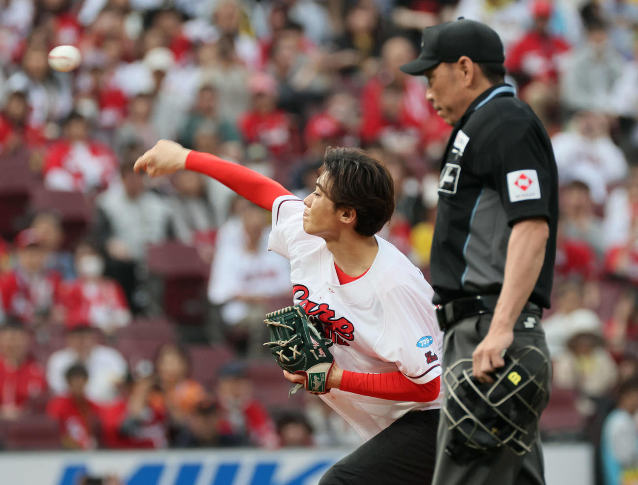 広島対阪神　始球式で投げる新浜レオン（撮影・加藤孝規）