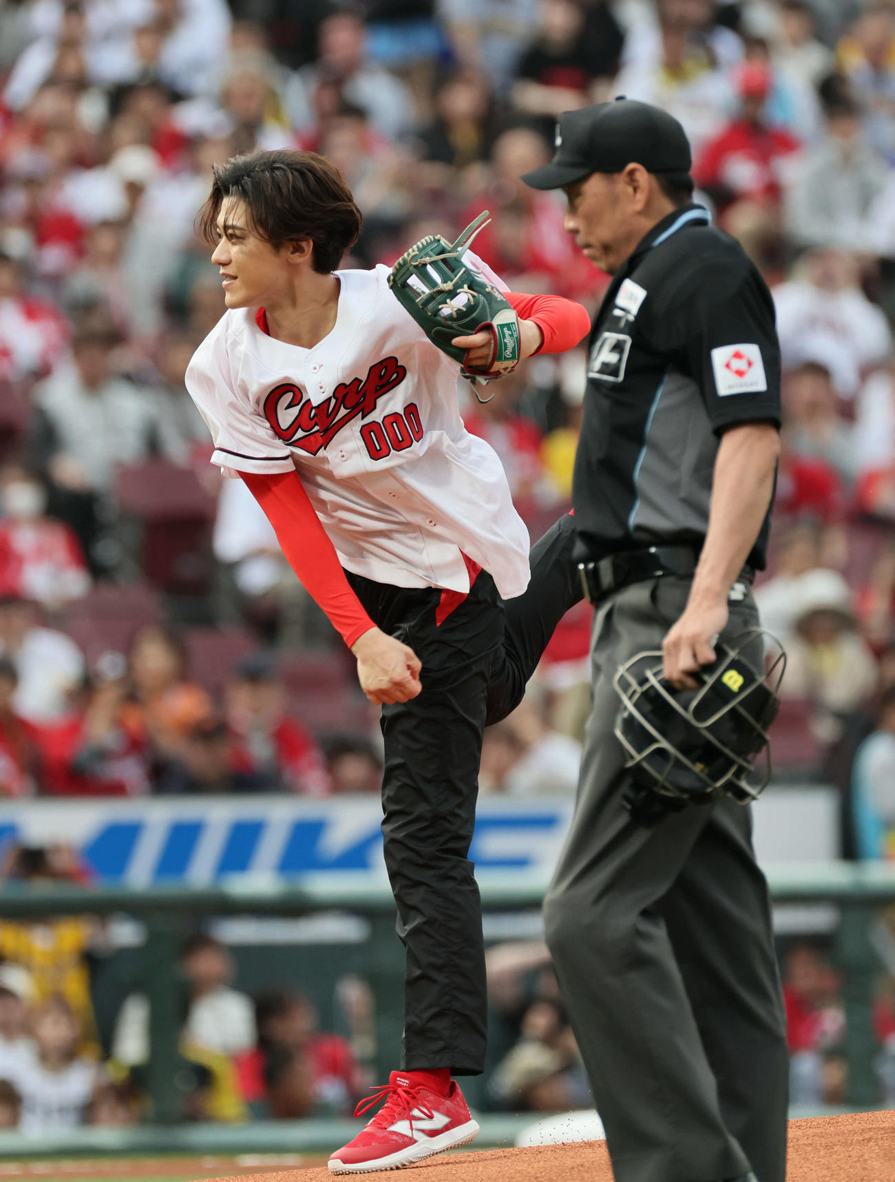 広島対阪神　始球式で投げる新浜レオン（撮影・加藤孝規）