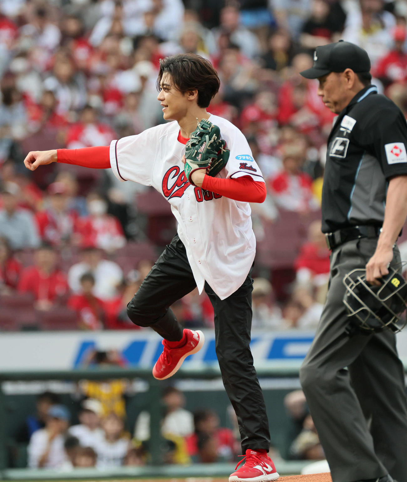 広島対阪神　始球式で投げる新浜レオン（撮影・加藤孝規）