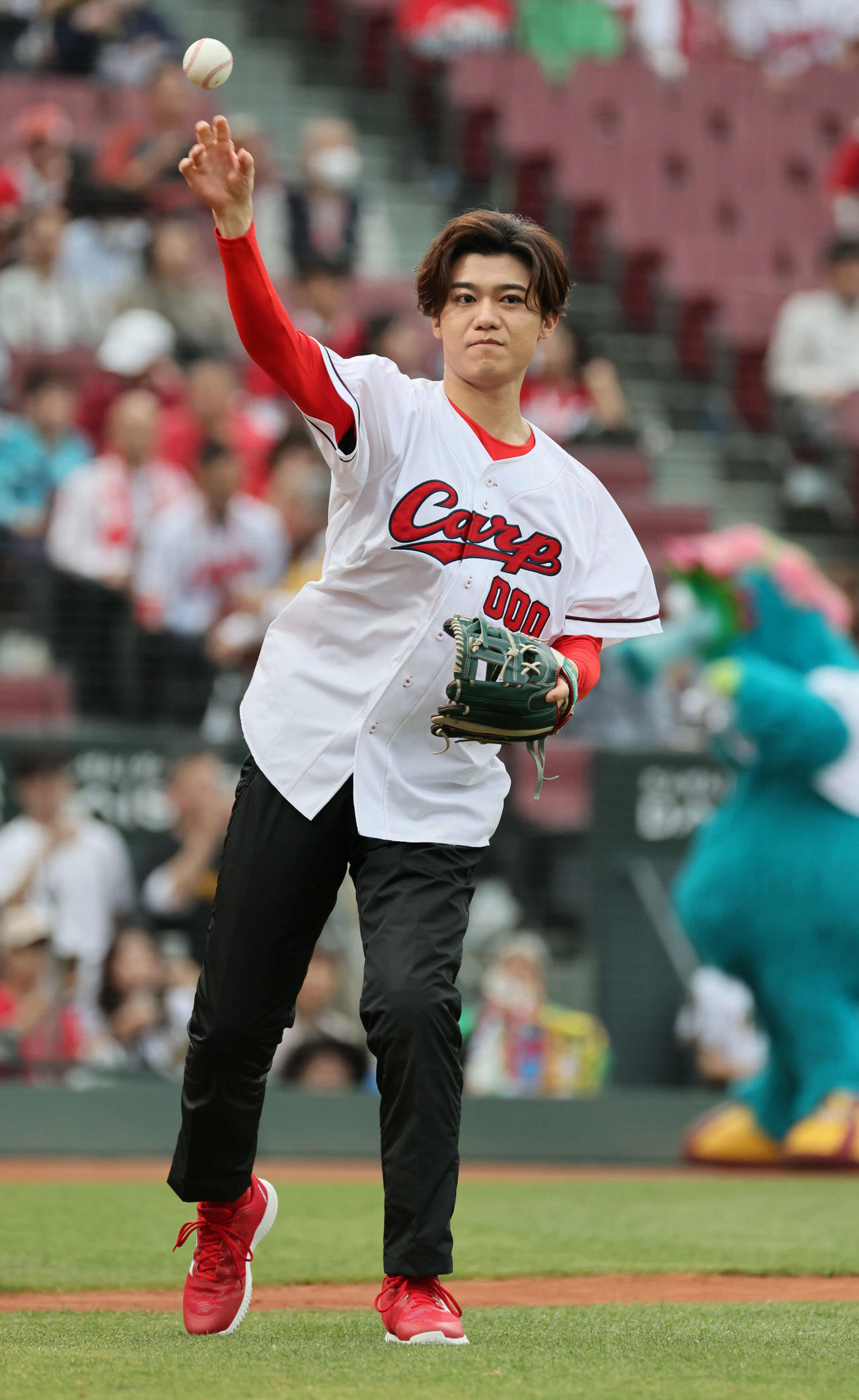 広島対阪神　始球式の練習をする新浜レオン（撮影・加藤孝規）