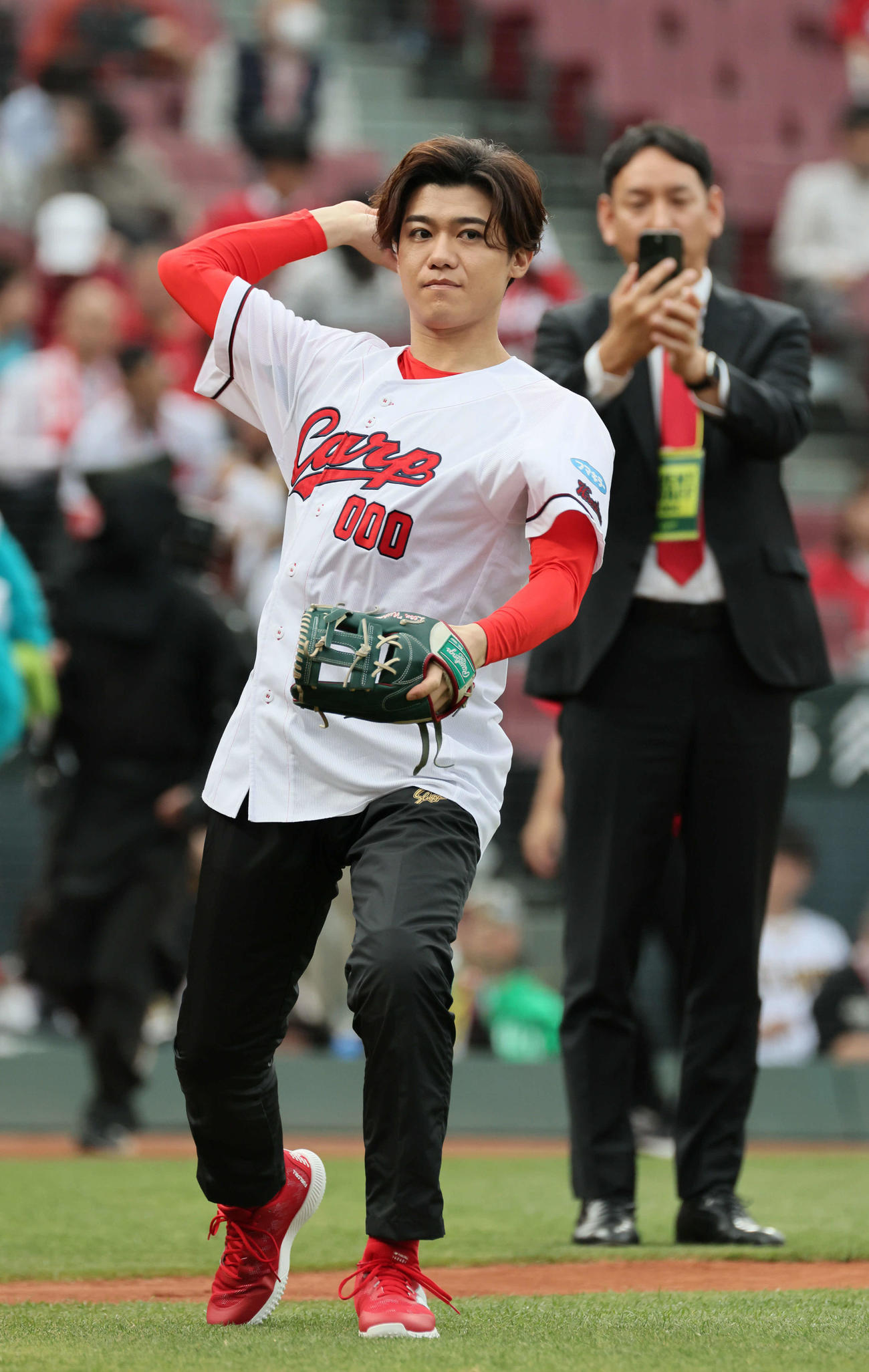 広島対阪神　始球式の練習をする新浜レオン（撮影・加藤孝規）