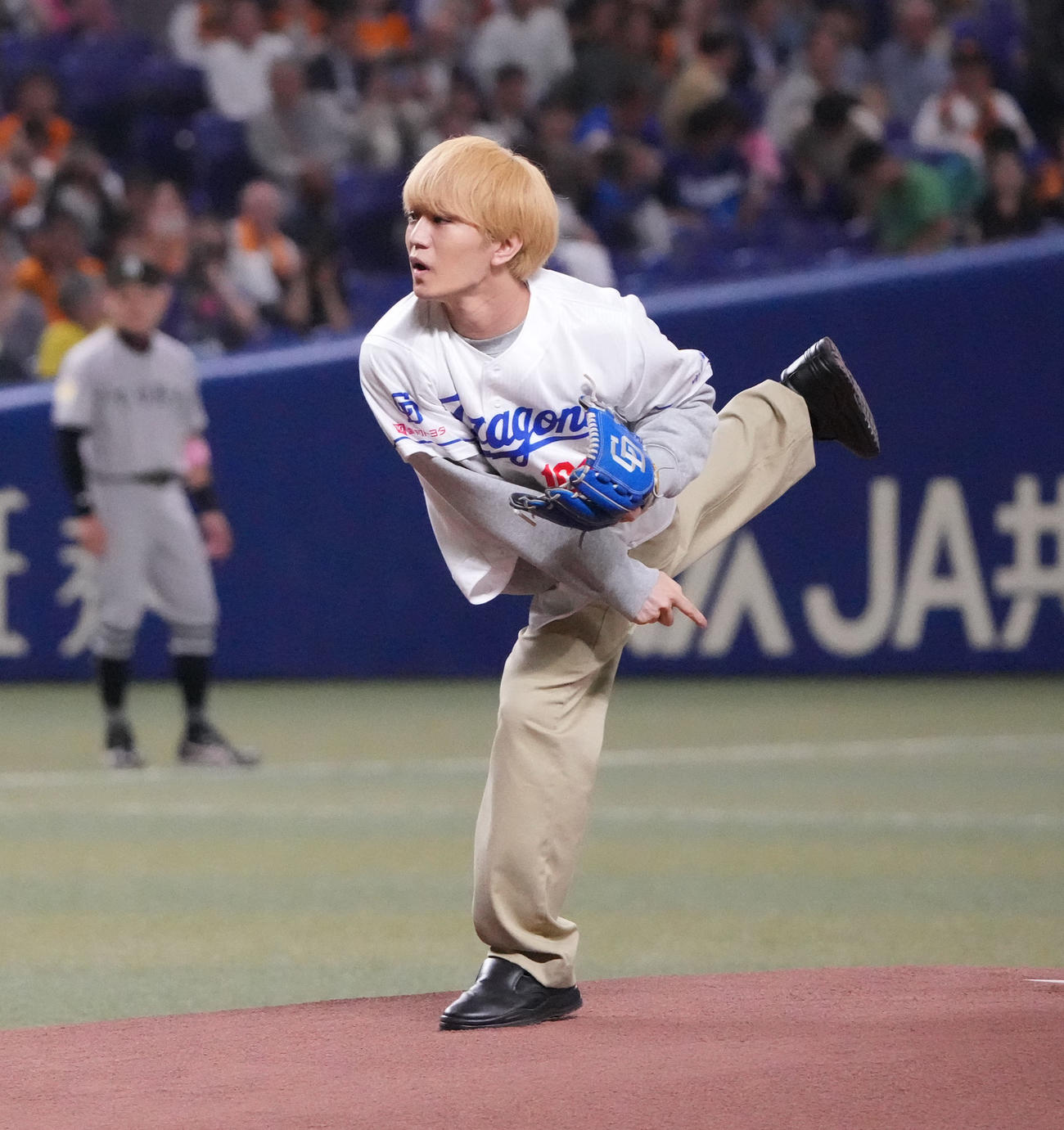 中日対巨人　試合前、セレモニアルピッチを行うWEST．の神山智洋（撮影・森本幸一）