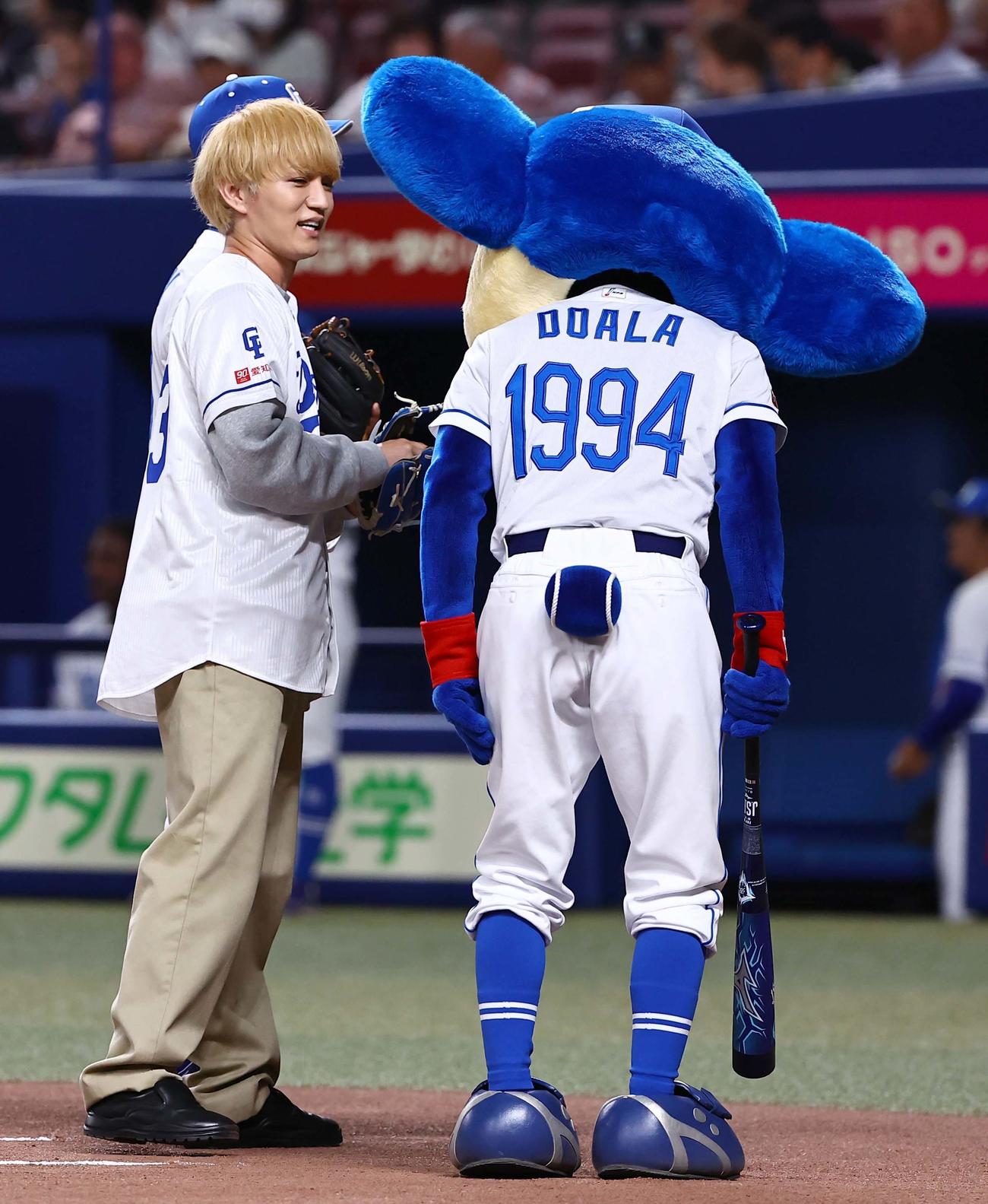 中日対巨人　セレモニアルピッチで登板したWEST.神山智洋（撮影・上田博志）