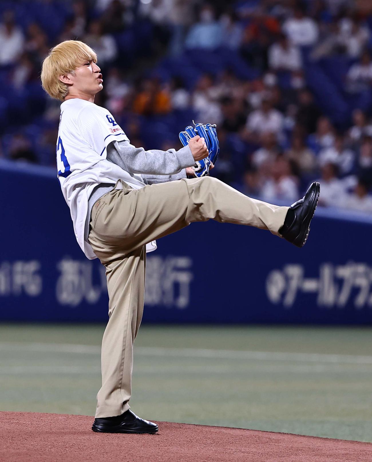中日対巨人　セレモニアルピッチで投球するWEST.神山智洋（撮影・上田博志）