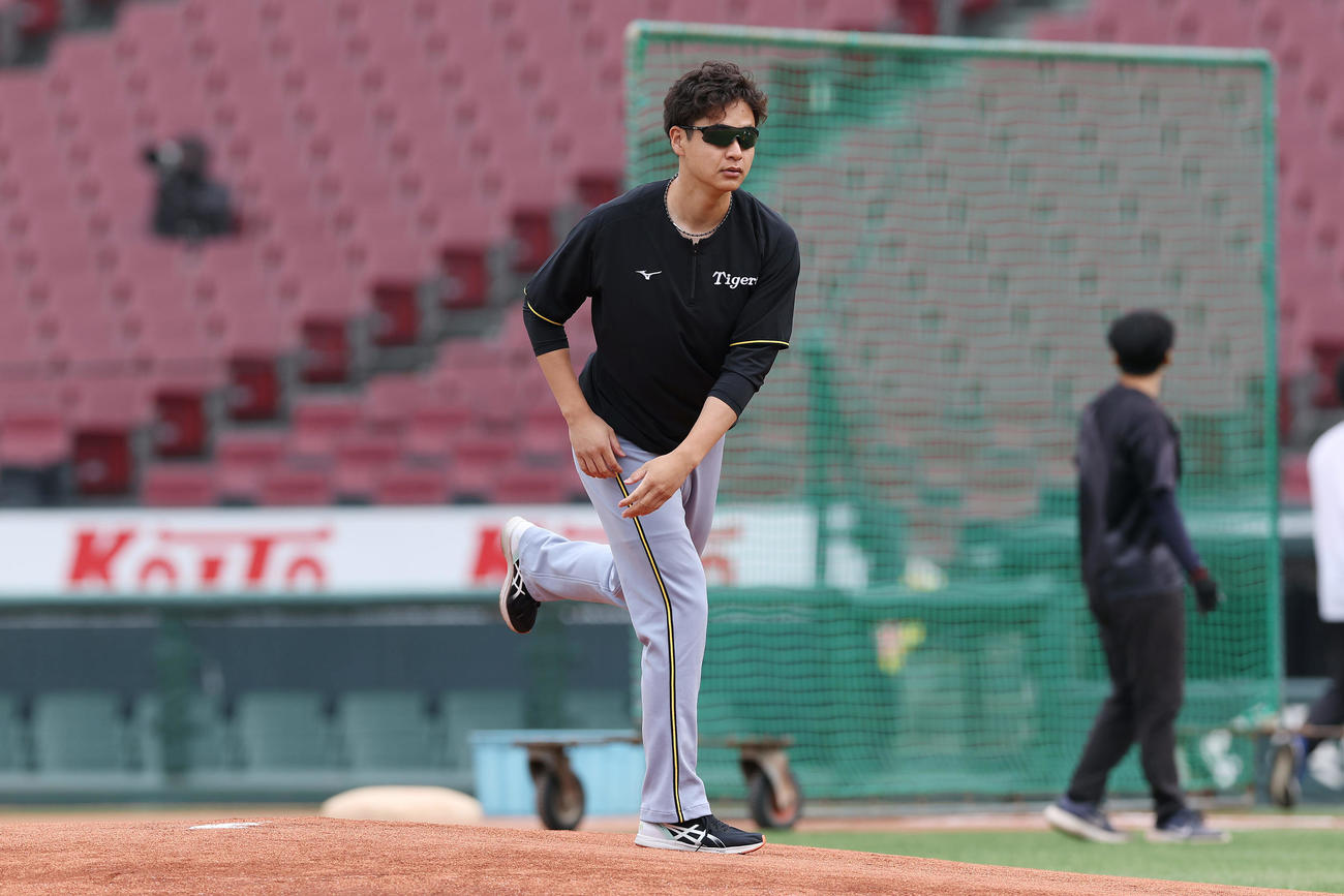 30日、マツダスタジアムのマウンドを確認する阪神大竹