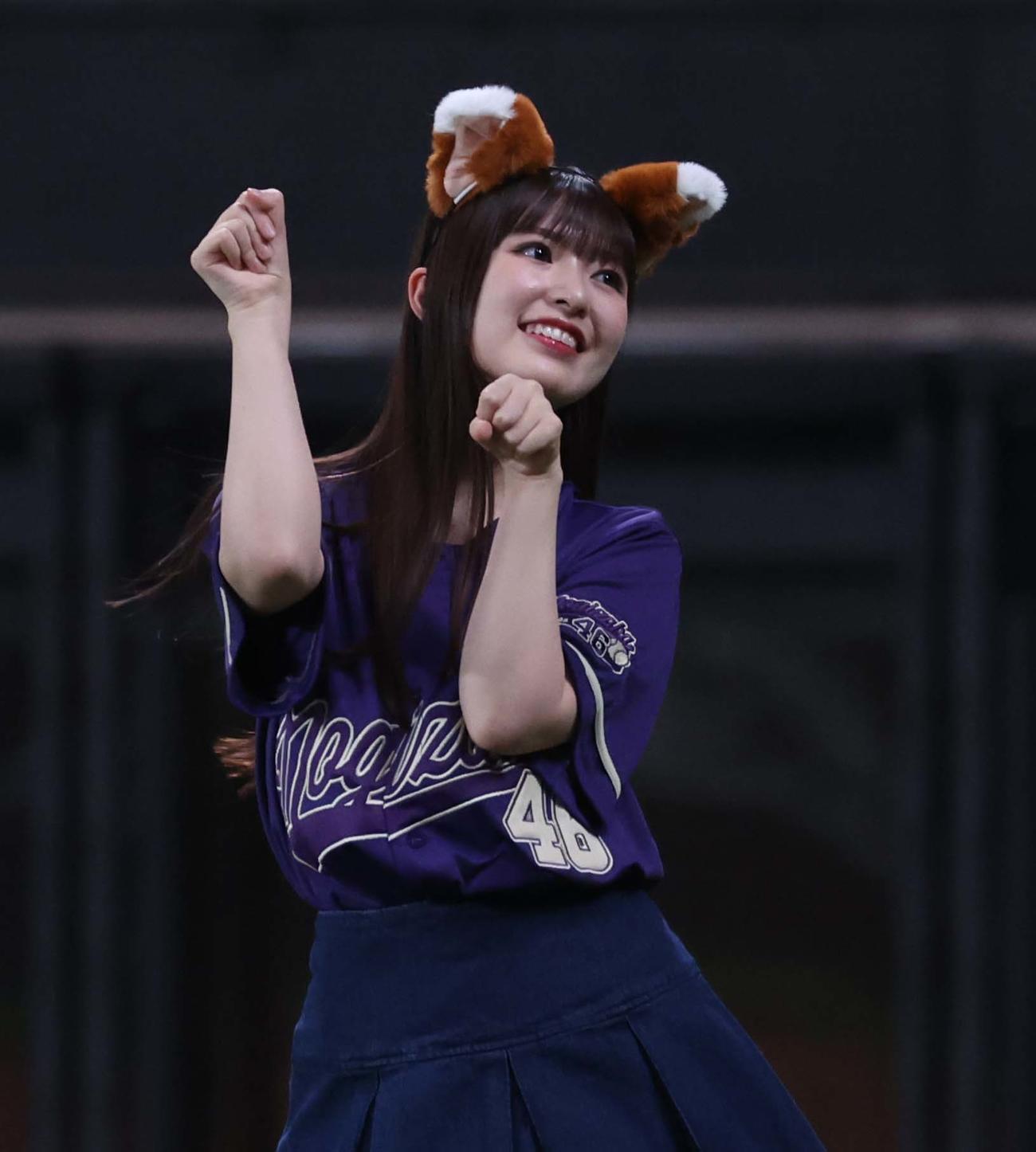日本ハム対ロッテ　きつねダンスを踊る乃木坂46の小川彩（撮影・黒川智章）