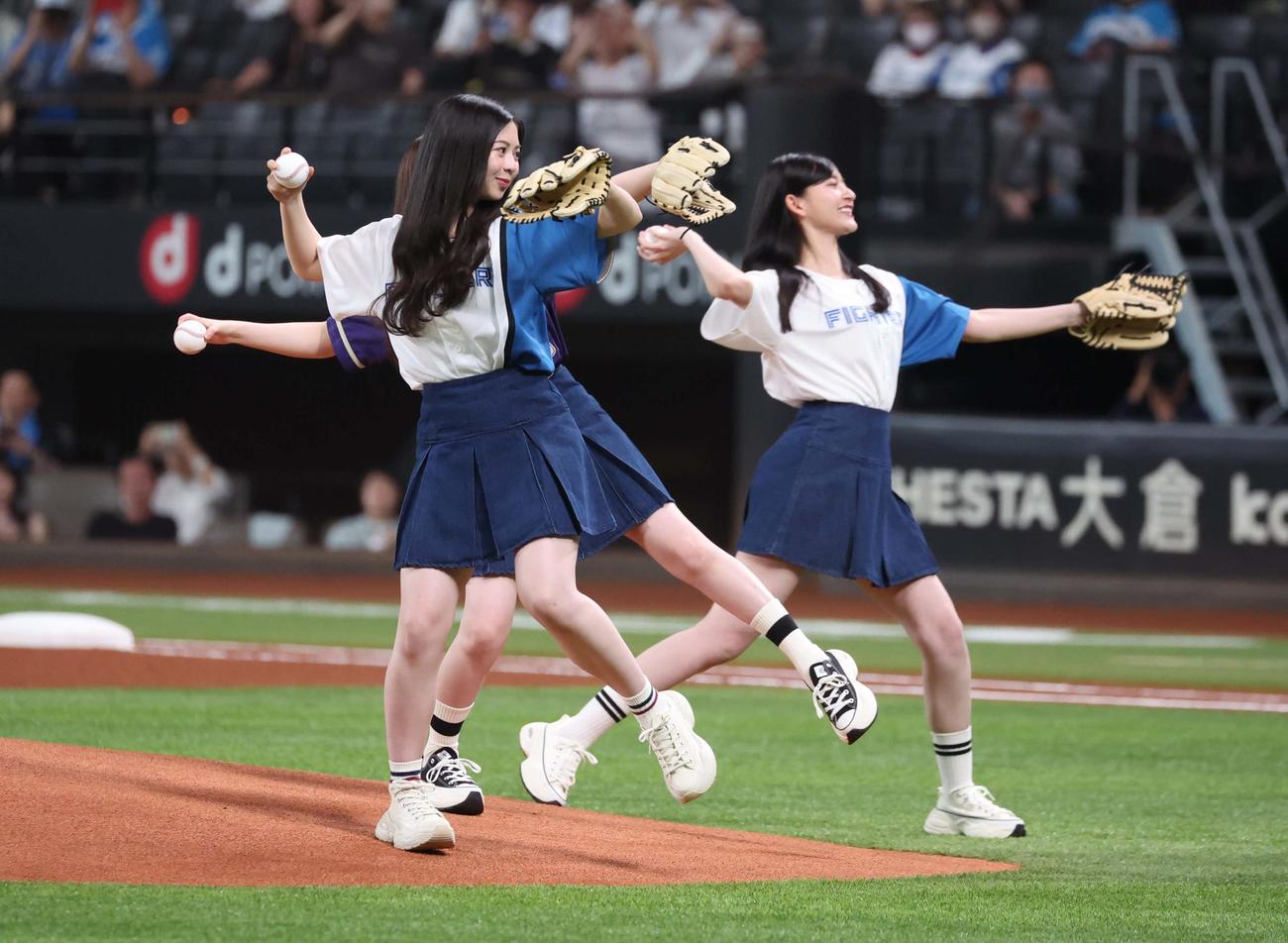 日本ハム対ロッテ　ファーストピッチセレモニーで投球する乃木坂46の手前から長嶋凜桜、金川紗耶（撮影・黒川智章）