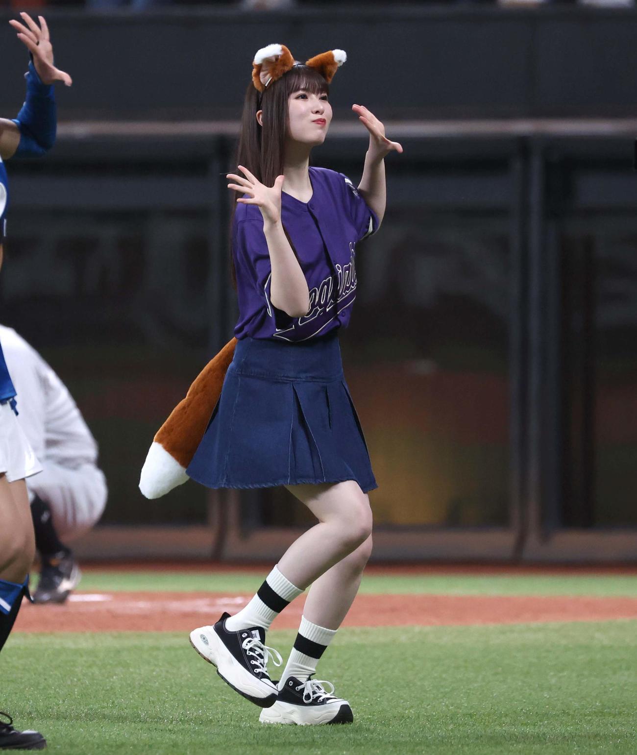日本ハム対ロッテ　きつねダンスを踊る乃木坂46の小川彩（撮影・黒川智章）