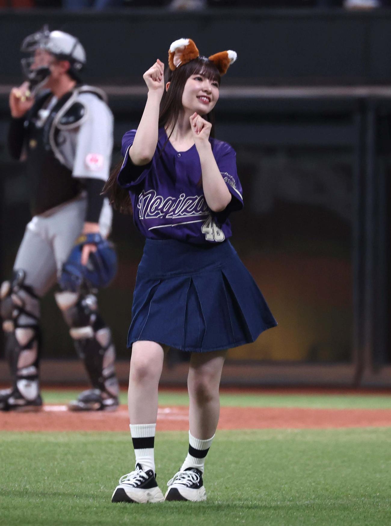日本ハム対ロッテ　きつねダンスを踊る乃木坂46の小川彩（撮影・黒川智章）