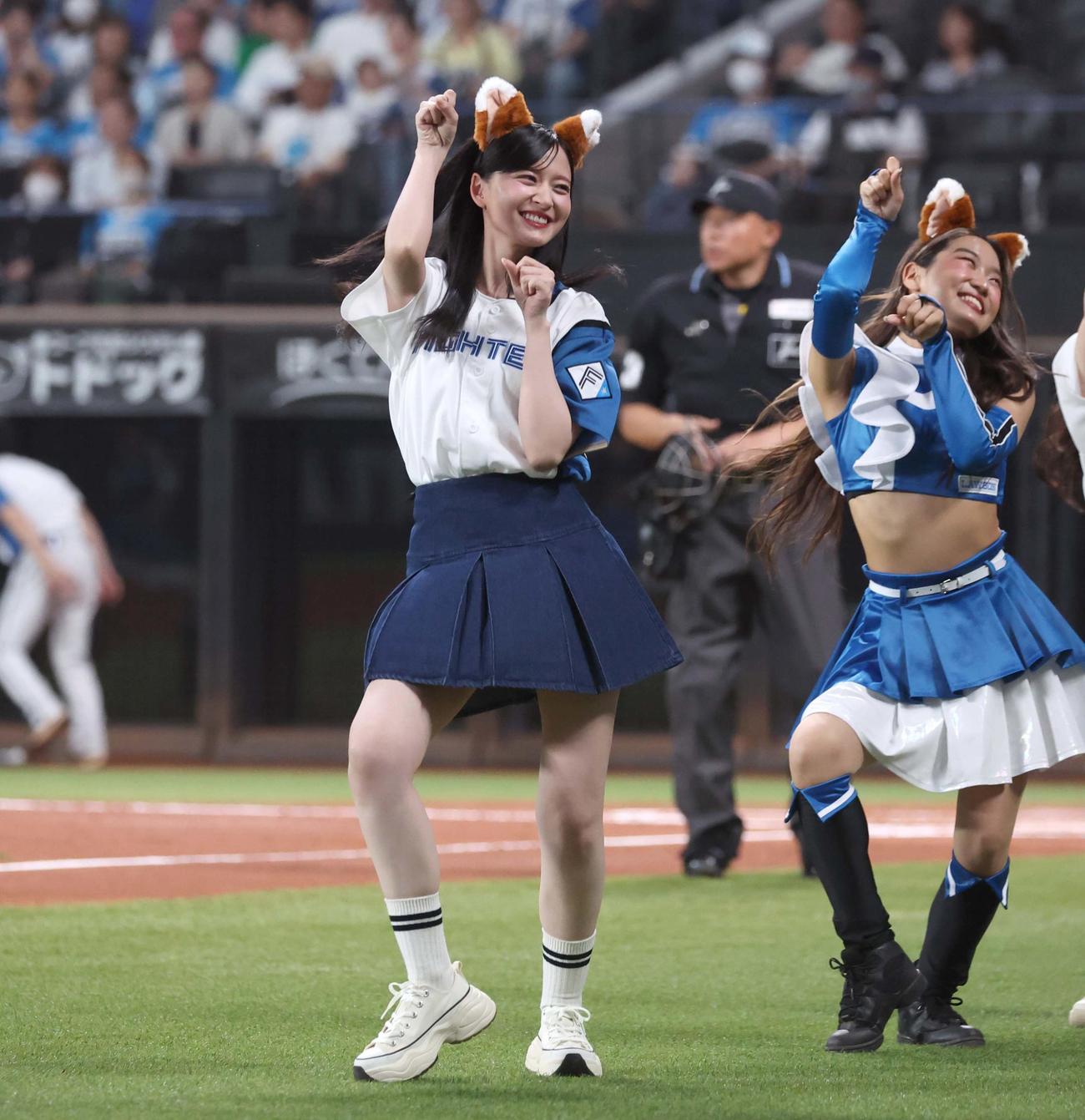 日本ハム対ロッテ　きつねダンスを踊る乃木坂46の金川紗耶（撮影・黒川智章）