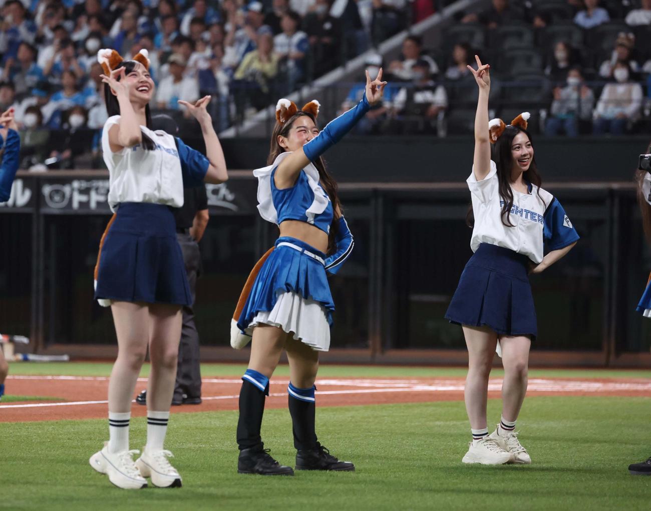 日本ハム対ロッテ　きつねダンスを踊る乃木坂46の金川紗耶（左）と長嶋凜桜（撮影・黒川智章）