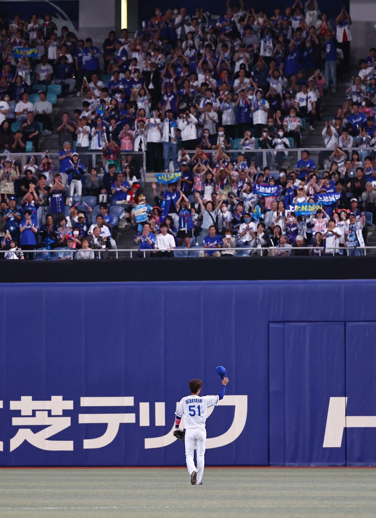 中日対巨人　1回、先頭打者本塁打を放った上林はファンの歓声に応える（撮影・上田博志）