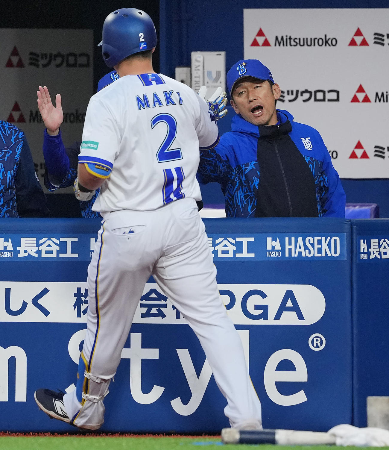 DeNA対ヤクルト　2回裏DeNA無死、先制のソロ本塁打を放った牧（左）を出迎える三浦監督（撮影・垰建太）