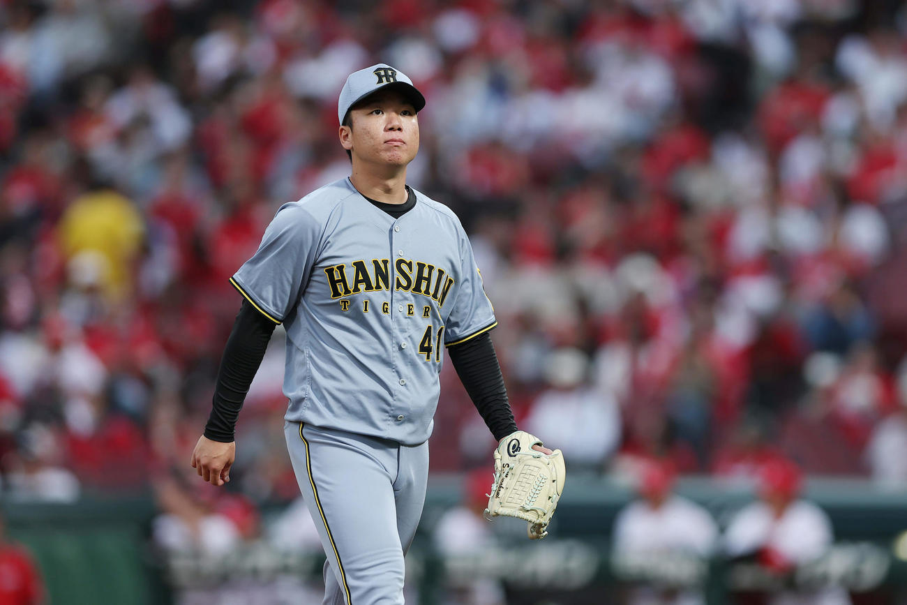 広島対阪神　2回裏を投げ終え、ベンチへ戻る阪神村上（撮影・前田充）