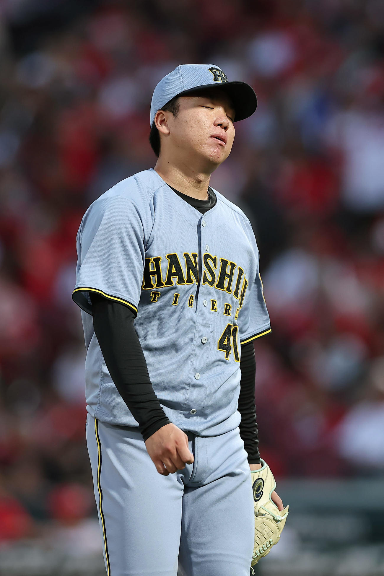 広島対阪神　3回裏を投げ終え、不満げな表情を見せながらベンチへ戻る阪神村上（撮影・前田充）