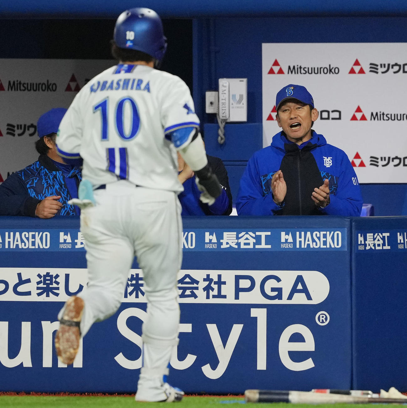 DeNA対ヤクルト　4回裏DeNA無死、ソロ本塁打を放った戸柱（10番）を笑顔で迎える三浦監督（撮影・垰建太）