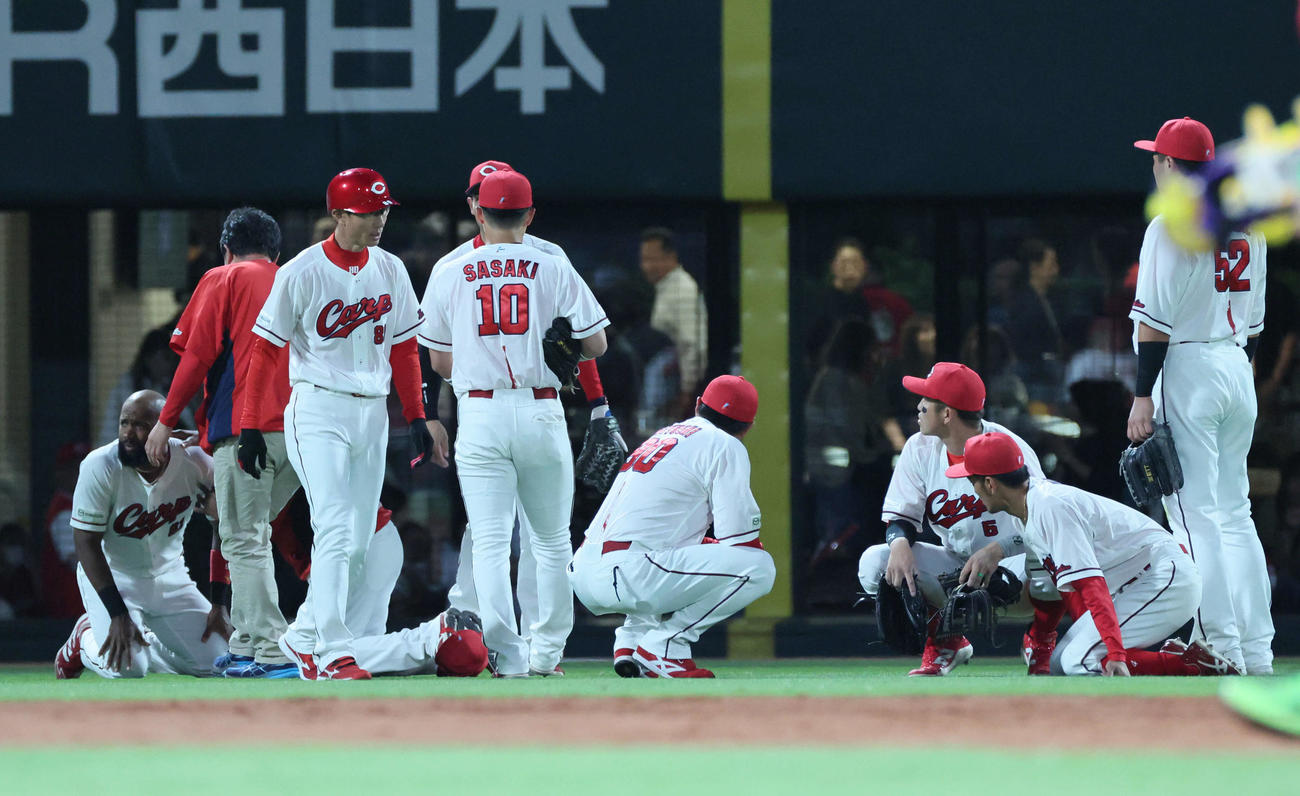 広島対阪神　森下翔太の遊撃2点適時エラーで激突したファビアン（左）と矢野（右から2人目）（撮影・加藤孝規）