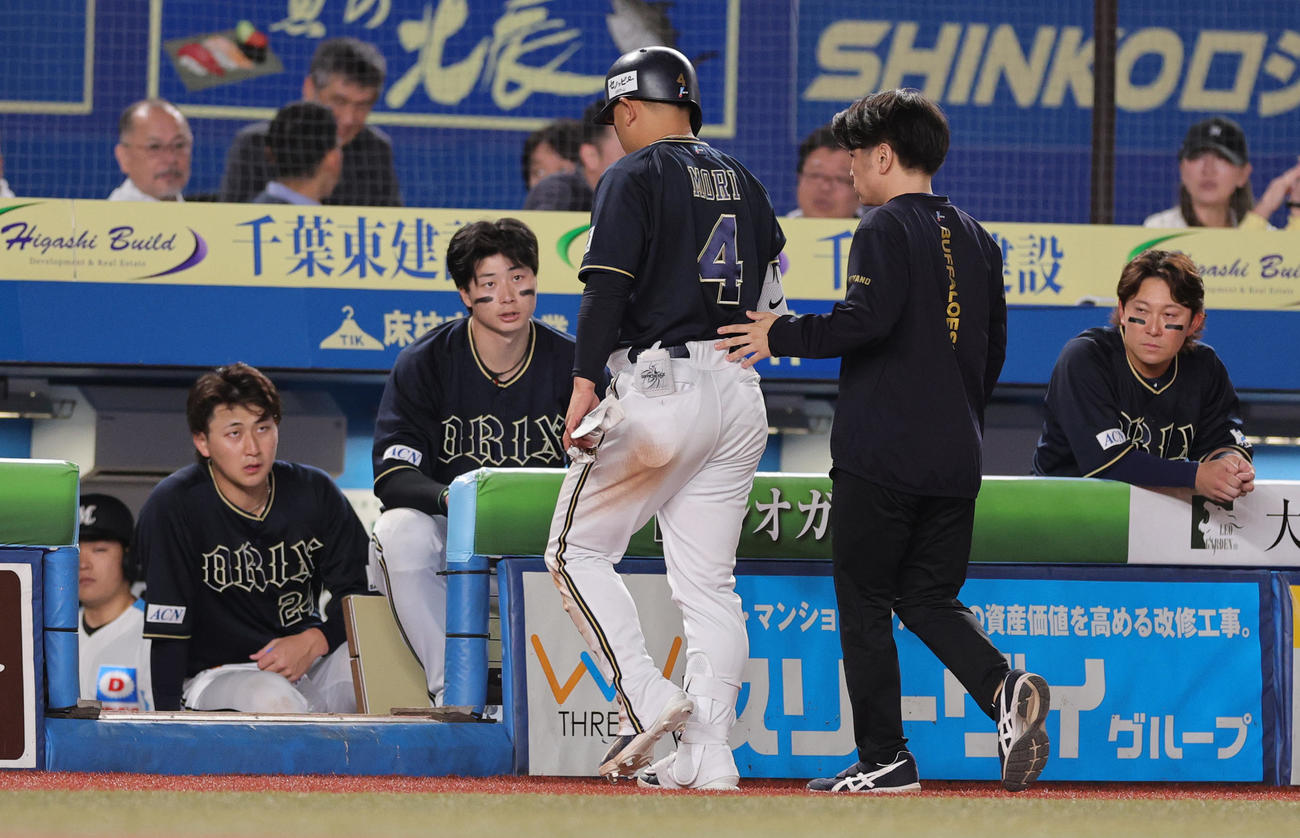 28日ロッテ戦の9回、負傷交代する森友哉