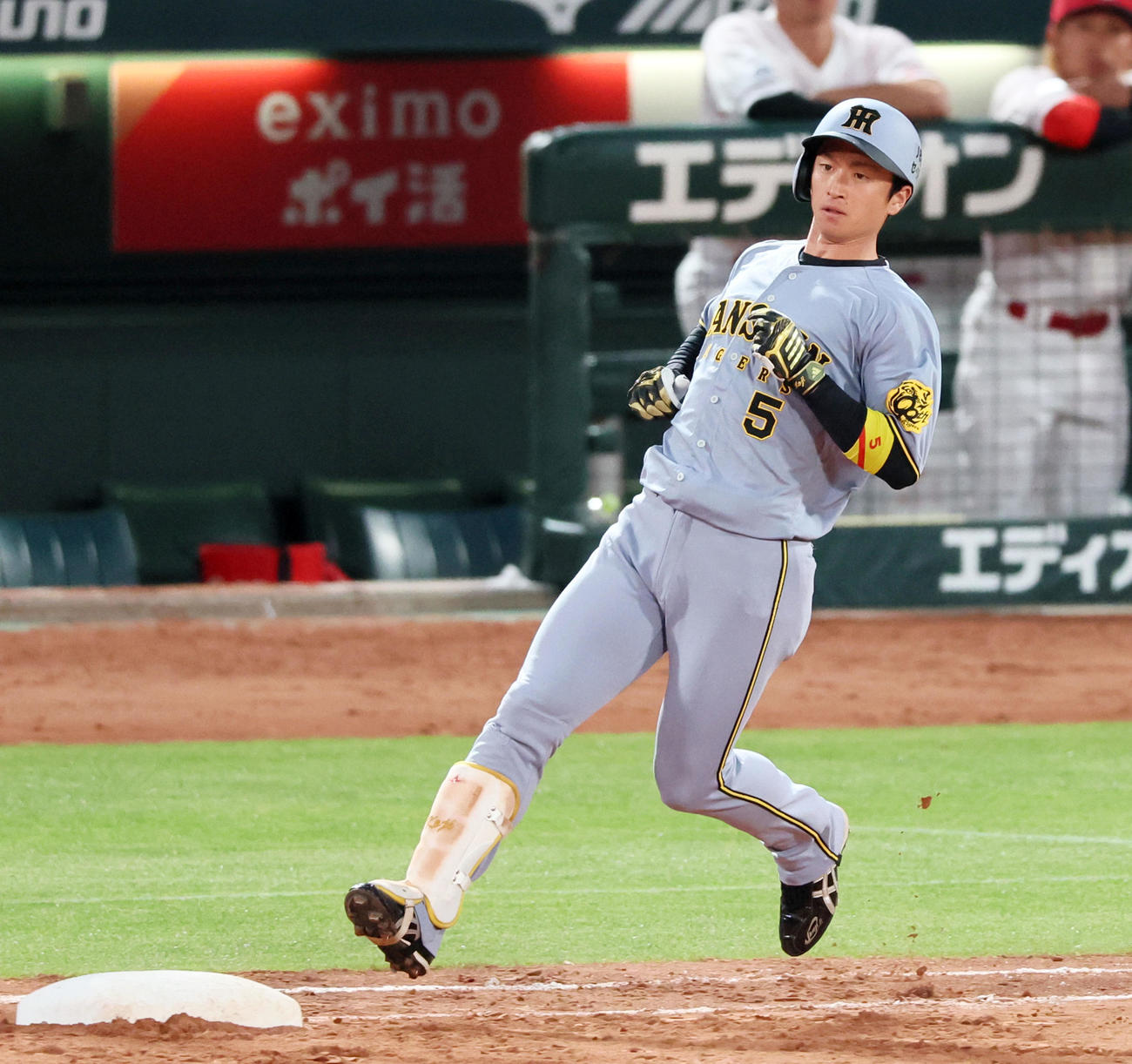 広島対阪神　5回表阪神2死二塁、近本は中前適時打を放つ（撮影・加藤哉）