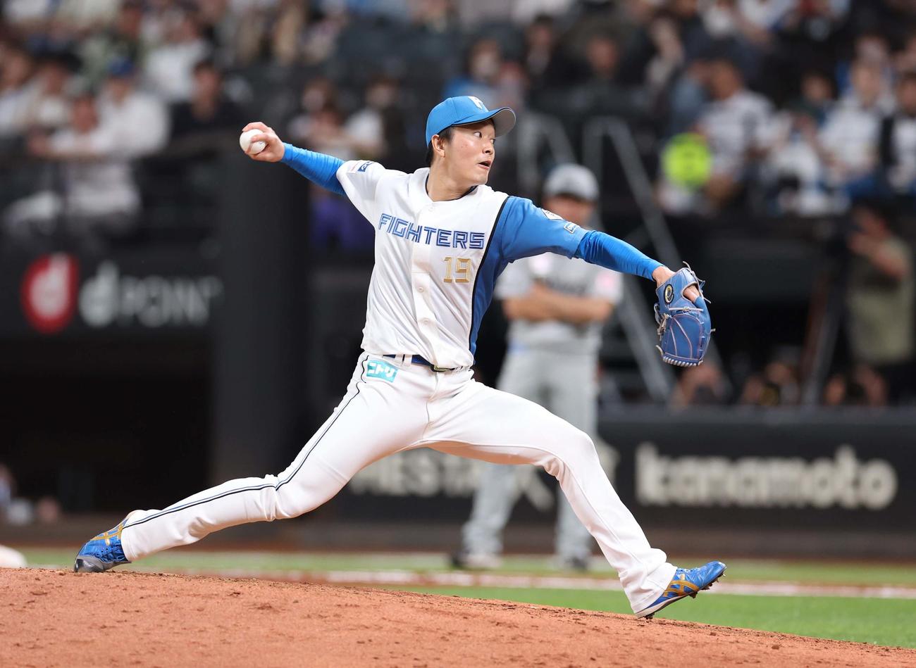 日本ハム対ロッテ　7回途中登板の玉井（撮影・黒川智章）