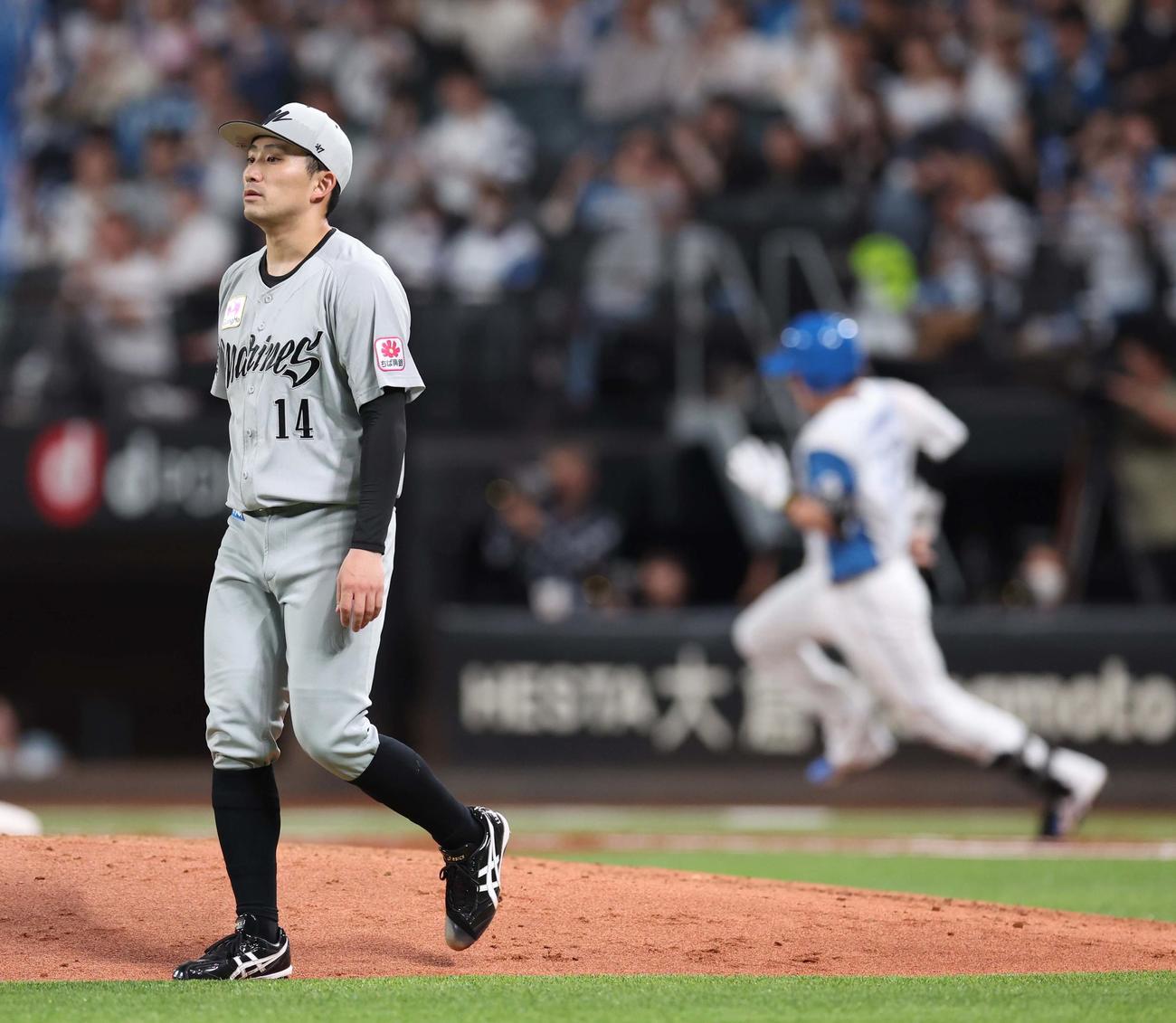 日本ハム対ロッテ　5回裏日本ハム無死、伏見に左越え二塁打を浴びる小島（撮影・黒川智章）